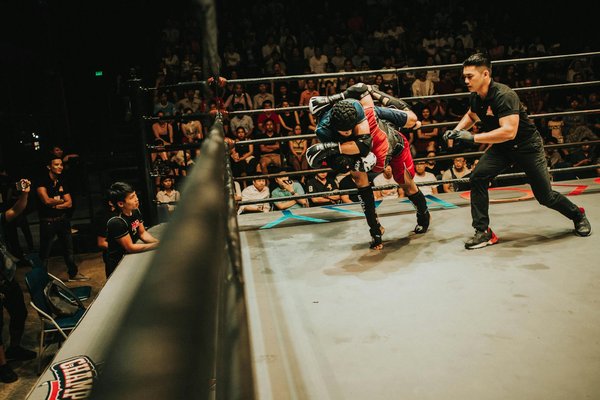 Améliorer sa condition physique grâce aux russian twists : techniques, conseils et variantes